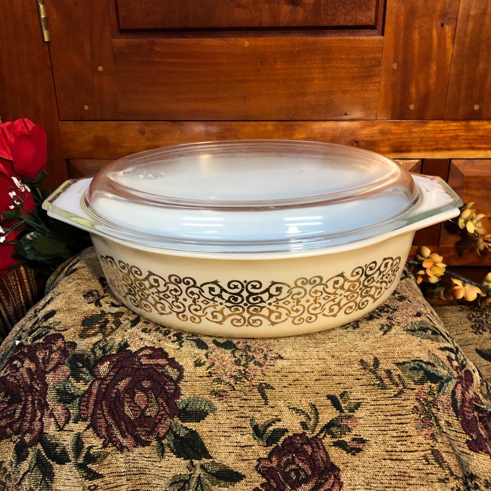 Bramble Ivory Tan Pyrex Casserole Dish